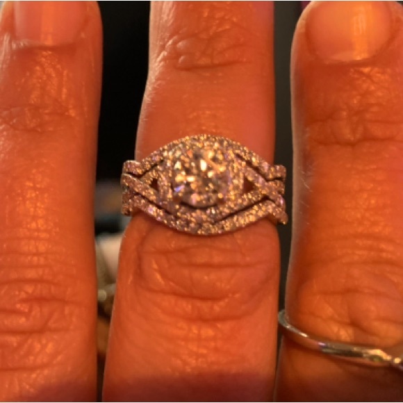 Halo Diamond Set in White Gold Wedding Set Size 6.5 - Picture 5 of 7